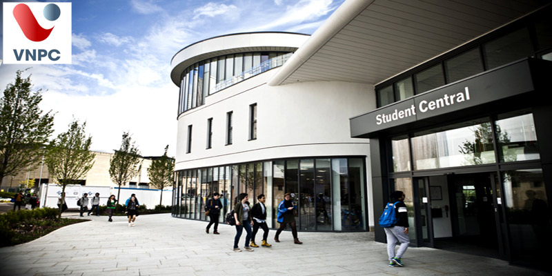 Các chương trình đào tạo và hỗ trợ toàn diện tại Đại học Huddersfield, Anh